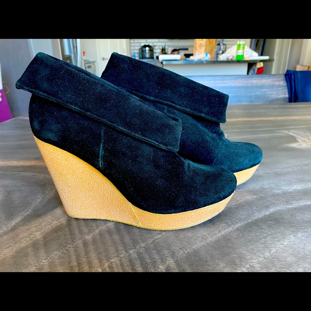 Matiko 8 Suede Crepe Wedge Booties LIKE NEW!